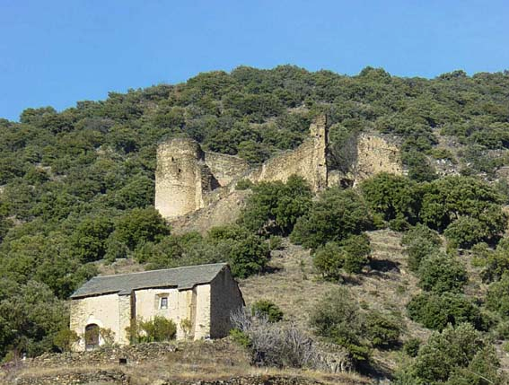 Château d'Évol dans les Pyrénées-Orientales- construit pour l'essentiel aux XIIIe et XIVe siècles